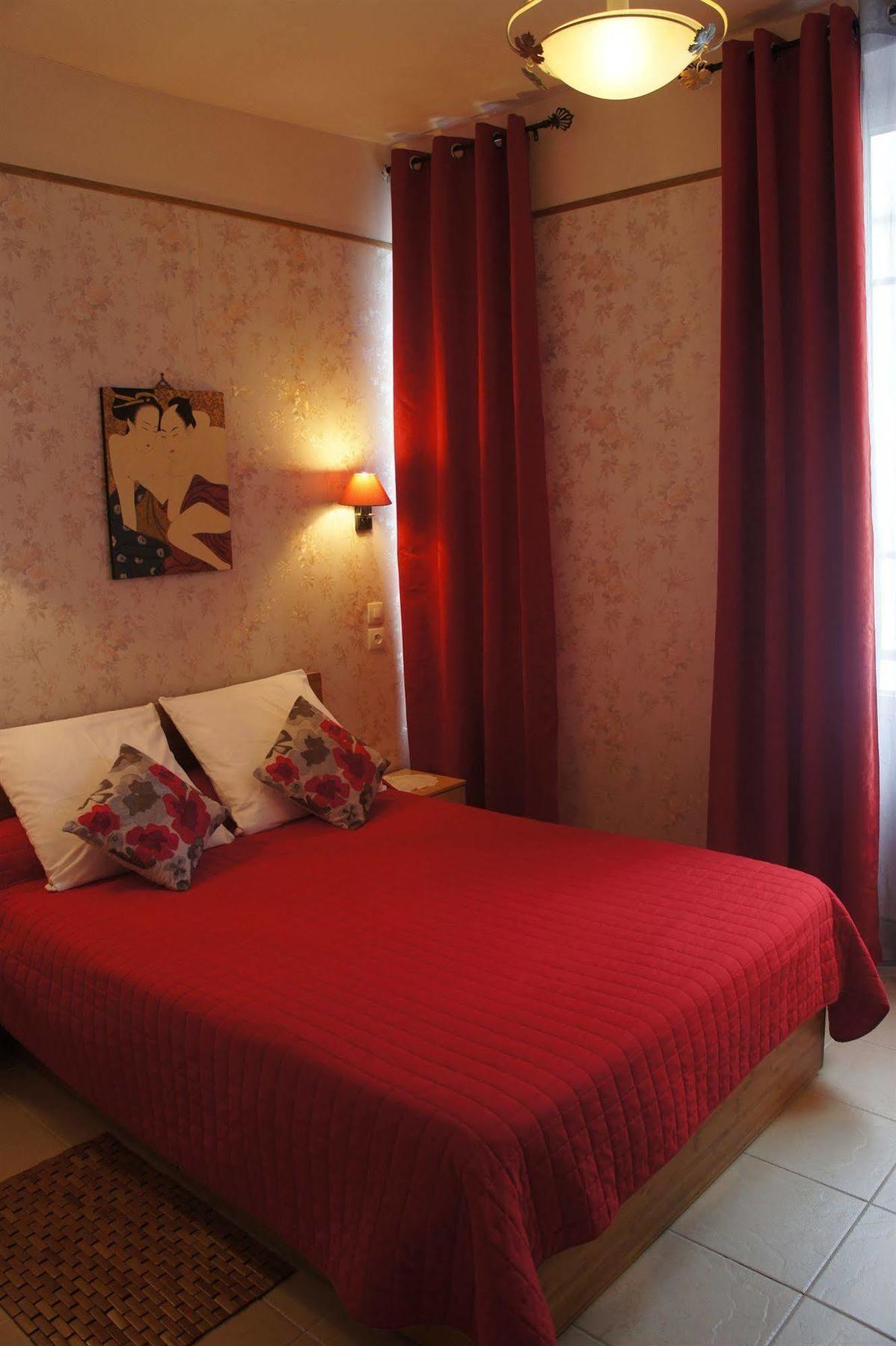 Les Chansonniers Hotel