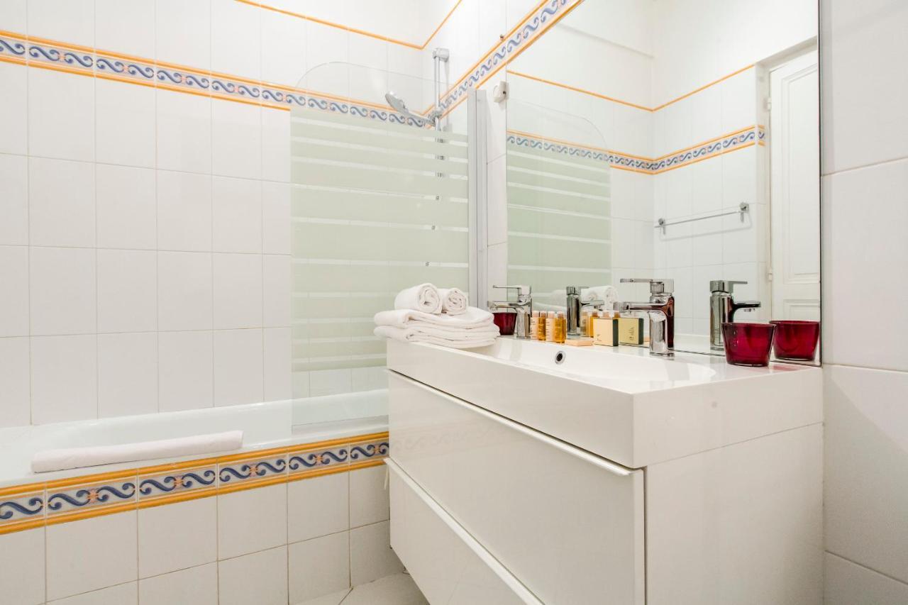 Veeve - Enchanting Murals By Trocadero Gardens Apartment