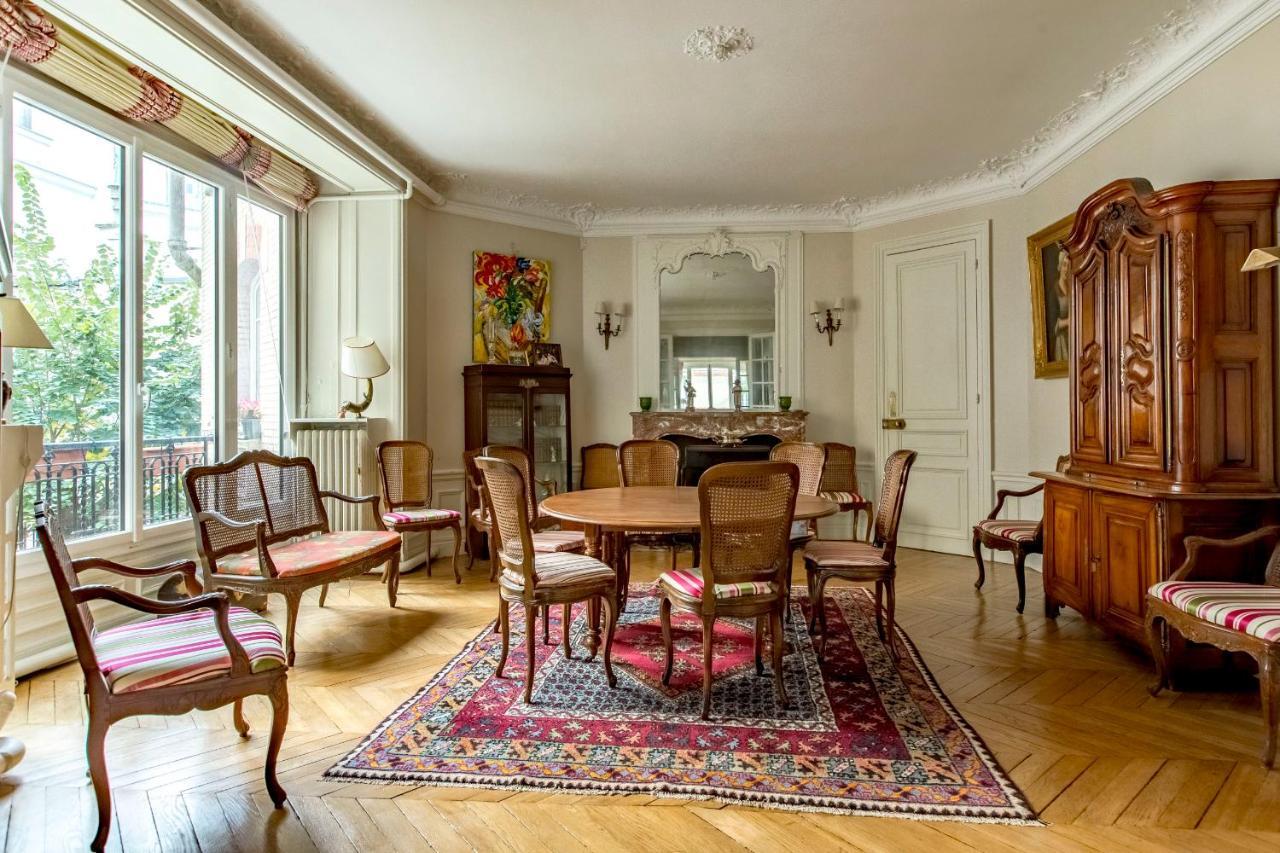 Veeve - Enchanting Murals By Trocadero Gardens Apartment *