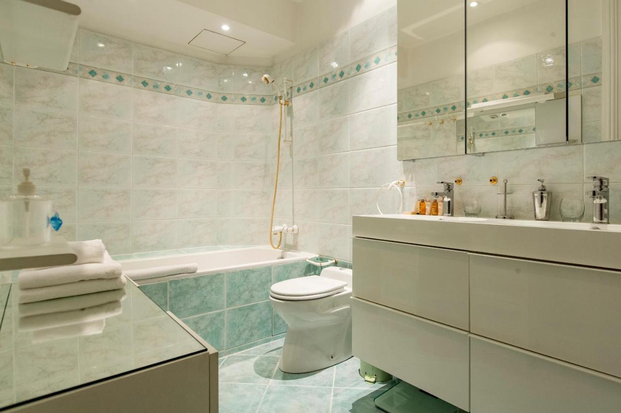 Veeve - Enchanting Murals By Trocadero Gardens Apartment